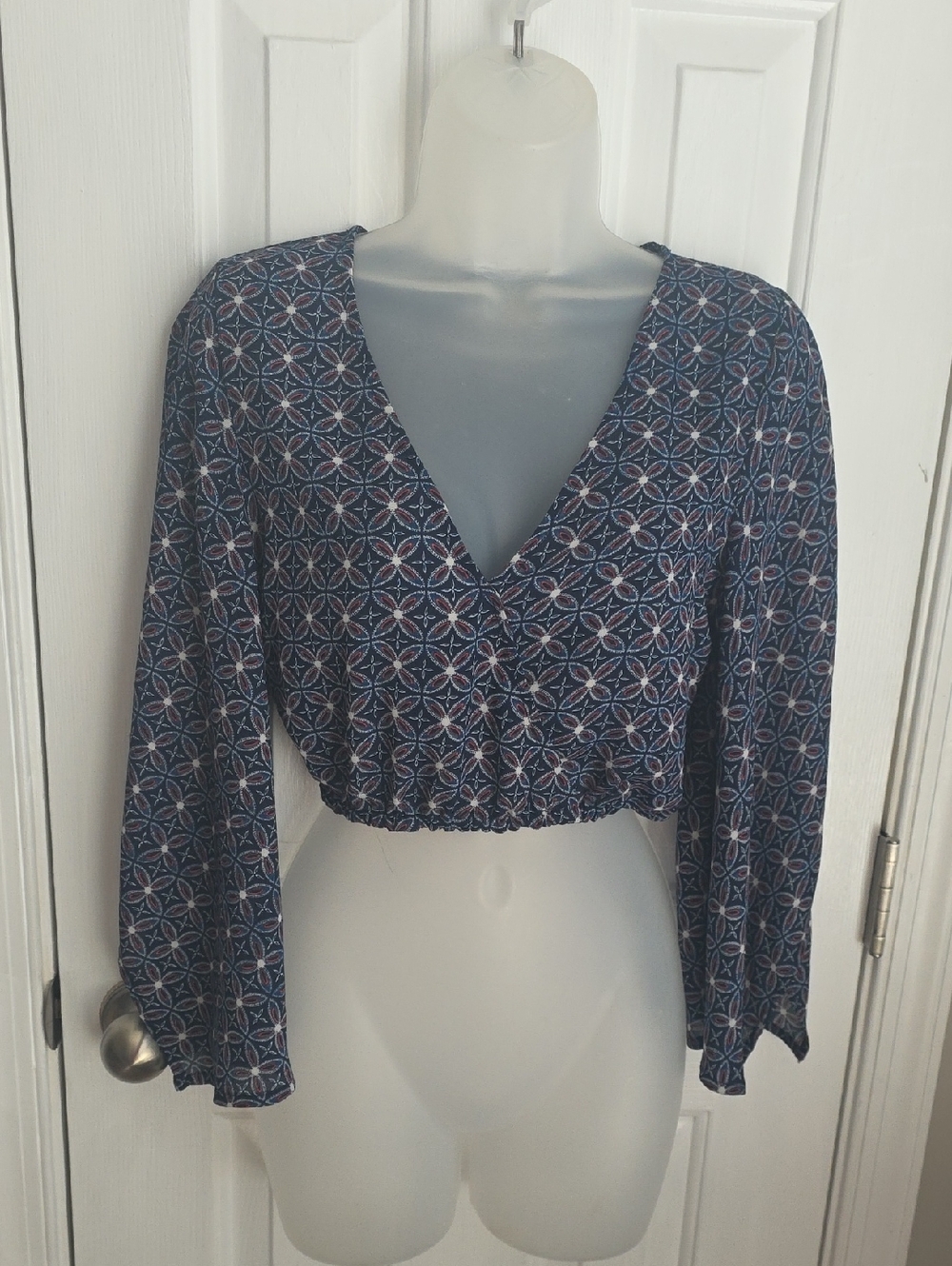Hollister Navy Geometric V-Neck Cropped Top